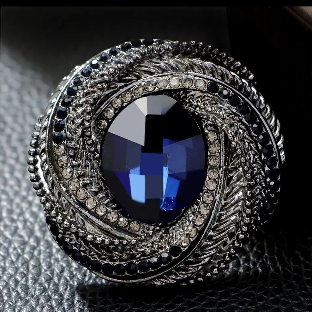 ELEGANT ROUND BROOCH